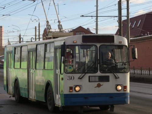 В центре Омска троллейбус врезался в пассажирский микроавтобус