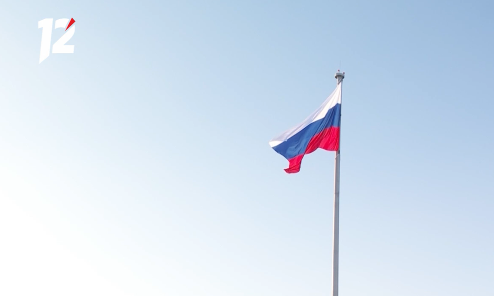 Госдума в первом чтении поддержала проект, который обязывает все образовательные учреждения разместить на своих территориях государственный флаг