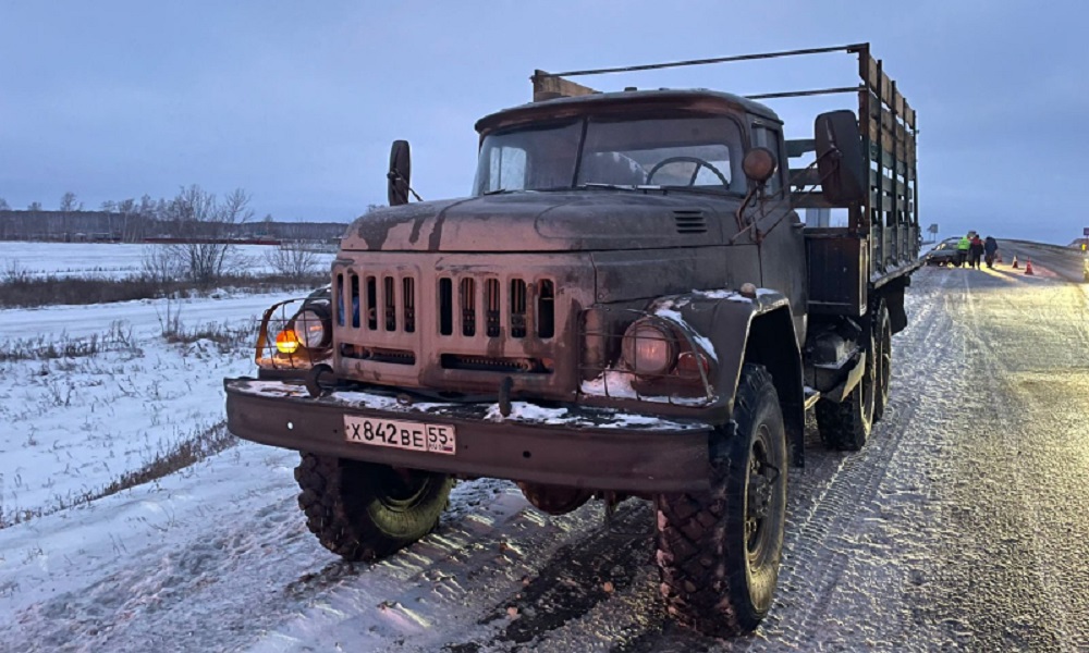 Вновь ДТП на трассе Тюмень — Омск: грузовик столкнулся с легковушкой 