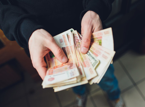 Пришедший за мороженым с 80 тысячами рублей омич лишился всех денег