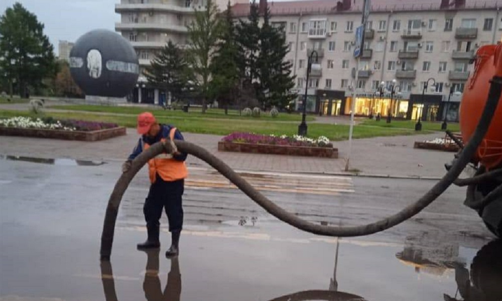 Сотрудники УДХБ откачали больше 400 кубометров воды после недавних дождей 