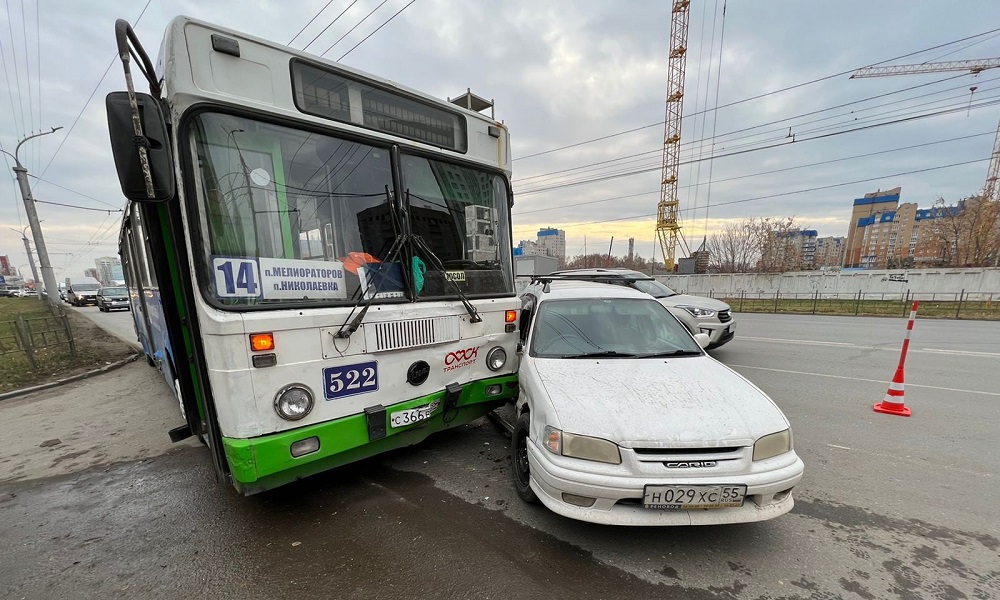 Омичка на иномарке попала в ДТП с пассажирским автобусом [ФОТО]