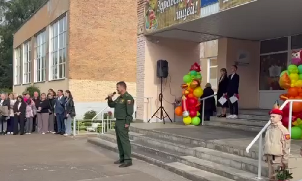 Финалисты конкурса «ПРОдвижение ГЕРОЕВ» посетили праздничные мероприятия в омских учебных заведениях