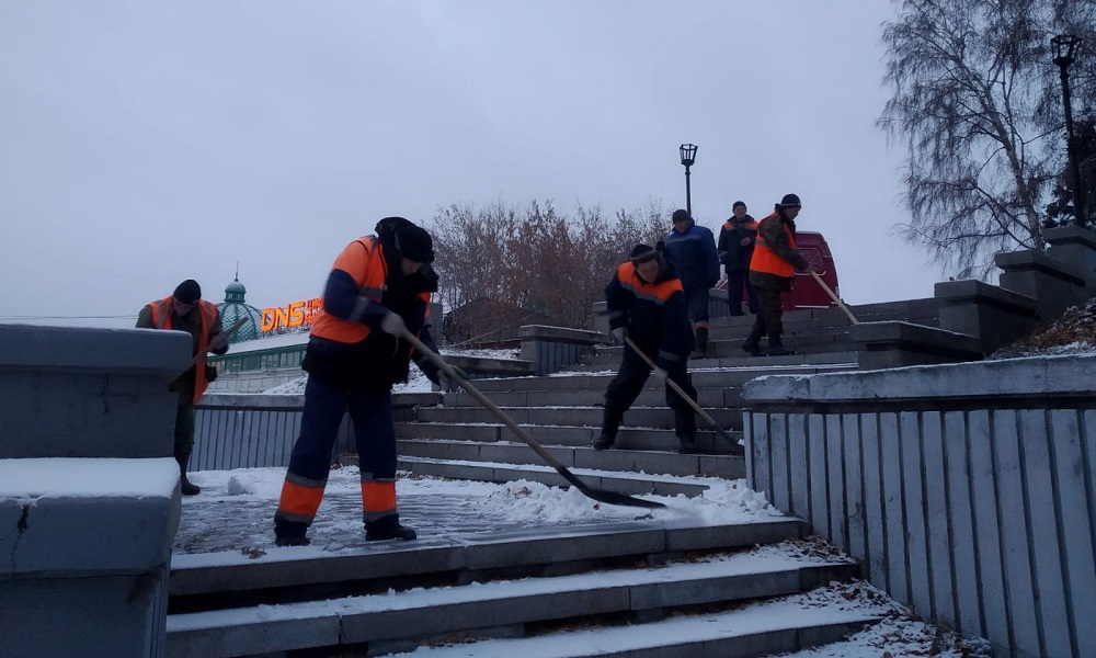 Омская мэрия требует от работников УК и организаций убирать наледь во дворах и на тротуарах