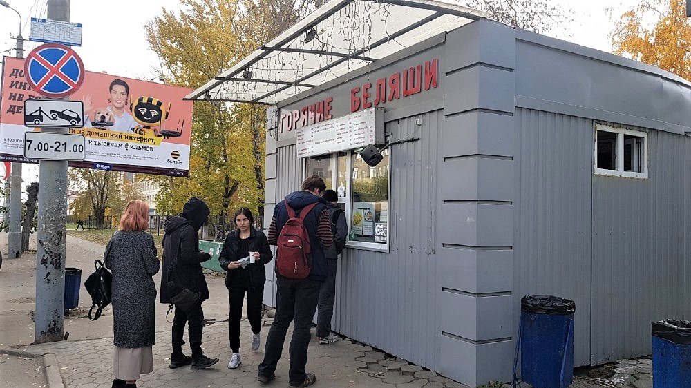"Будем на улице торговать": легендарная беляшная хочет оставить свой киоск на месте 