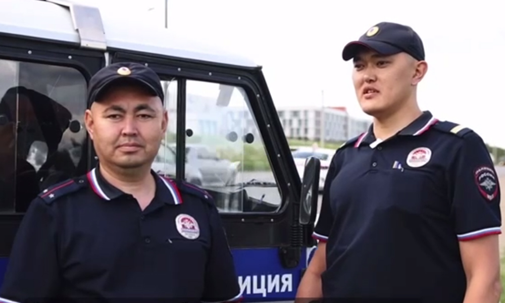 Полицейские помогли омичке, которой стало плохо за рулём