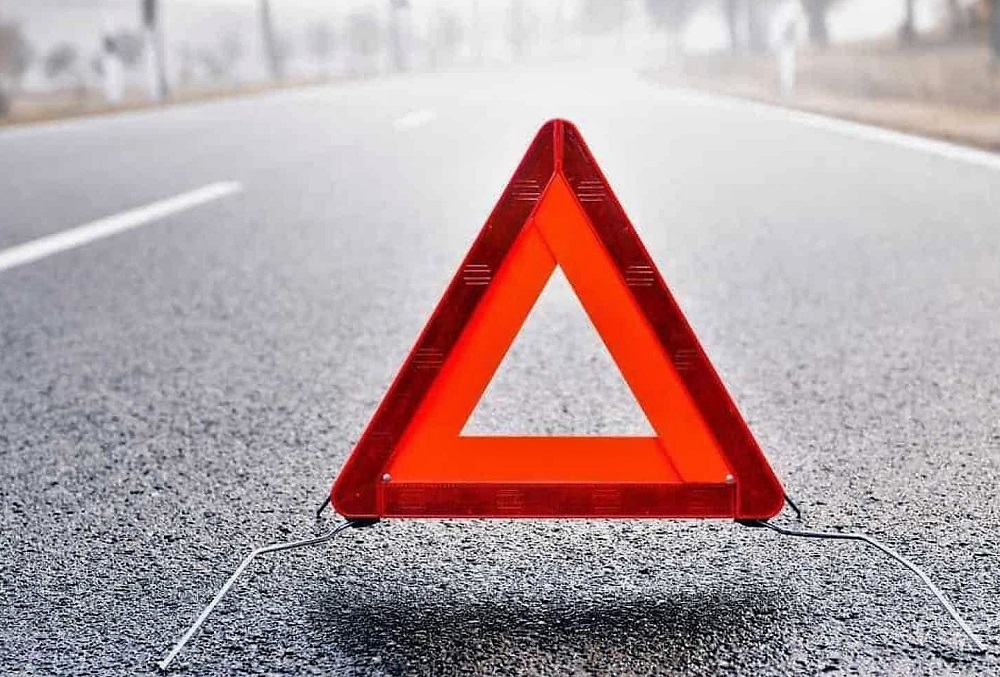 В Омской области грузовик влетел в дорожный столб
