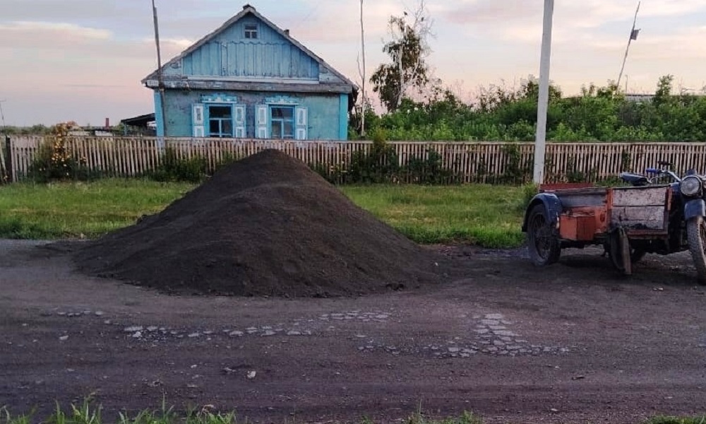 Житель Омской области погиб после наезда на щебень, опрокинувшись с мотоцикла 