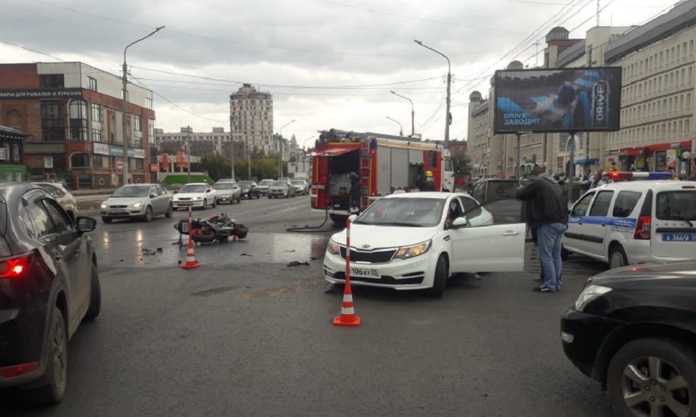 В Центральном округе произошло ДТП: омич на иномарке столкнулся с мотоциклистом [ФОТО]