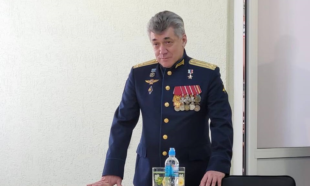 Герой России Сергей Демьяненко посетил Омский авиационный колледж 