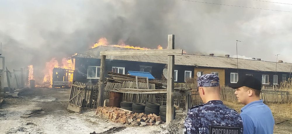 В Исилькуле росгвардейцы спасли людей из горящего дома 