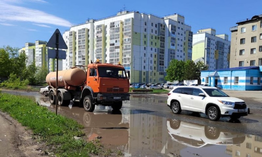 В Омске специалисты УДХБ откачивают воду после дождя