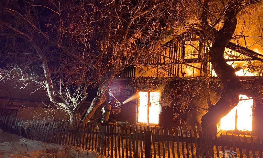 Следственный комитет возбудил уголовное дело по факту гибели женщины с тремя детьми на пожаре в Омской области