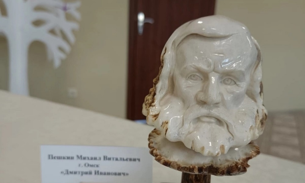 Омский преподаватель вырезал бюст Менделеева из кости 