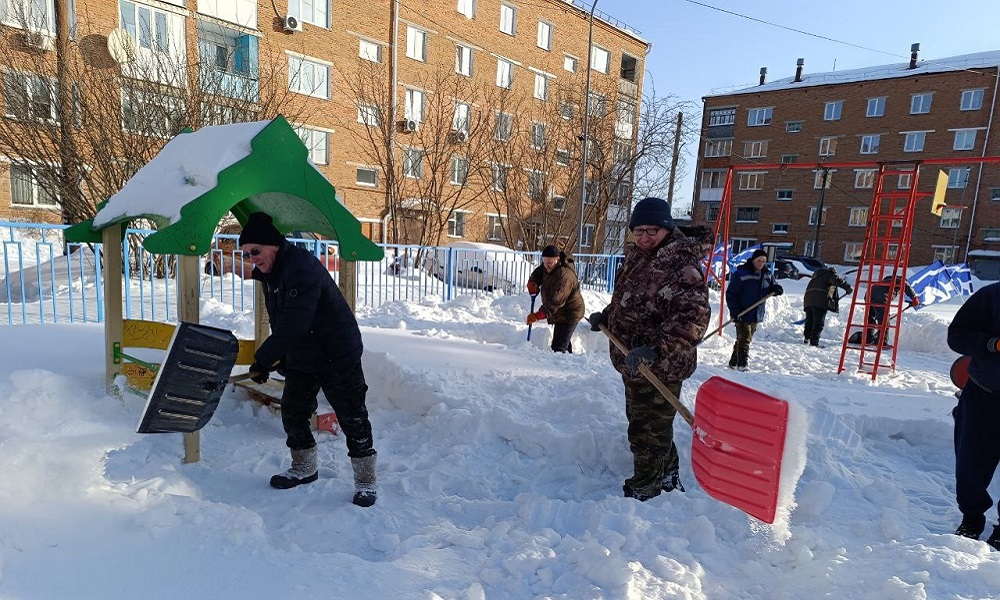 Депутат помог омичам очистить дорогу от снега