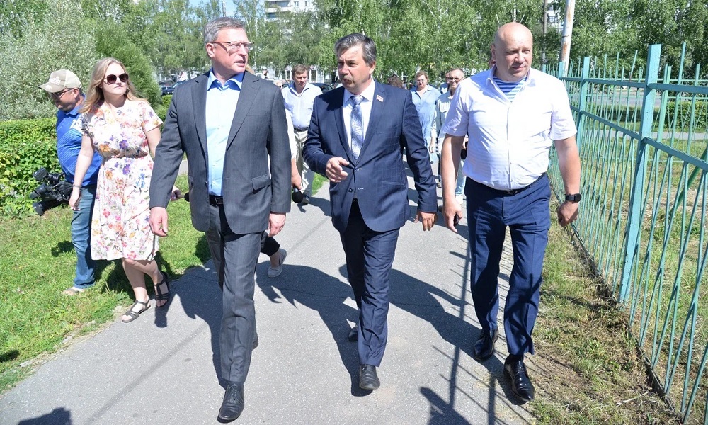 Александр Бурков оценил ход работ по благоустройству в Ленинском округа Омска