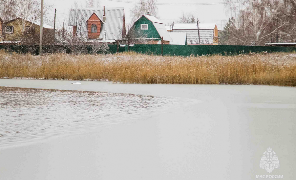 На омский водоёмах начал появляться лёд, но он тонкий и непрочный