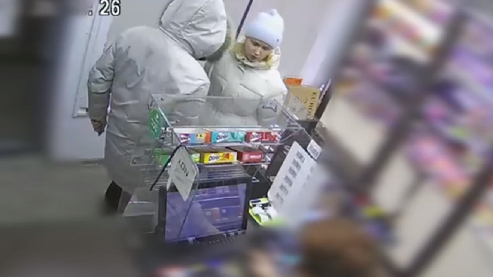 Омская полиция ищет мужчину и женщину, которые потратили деньги с чужой банковской карты