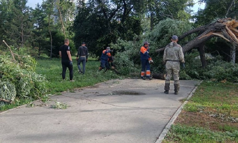 Бригады УДХБ продолжают ликвидировать последствия непогоды в Омске 