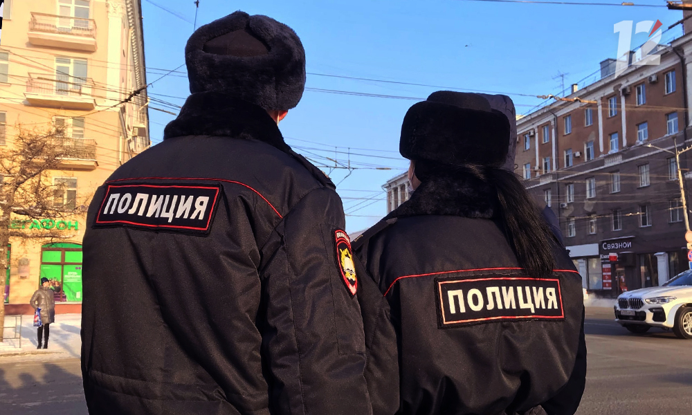 Омские полицейские ищут вандала, который повредил тёплую остановку в городке Нефтяников