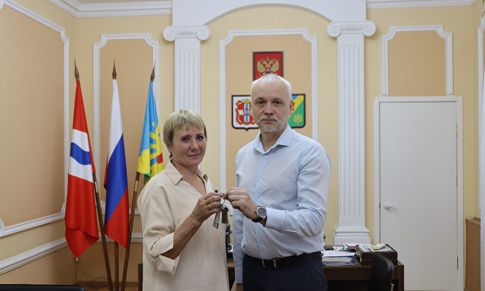 Омичам, проживавшим в аварийных домах, вручили ключи от квартир в новостройках