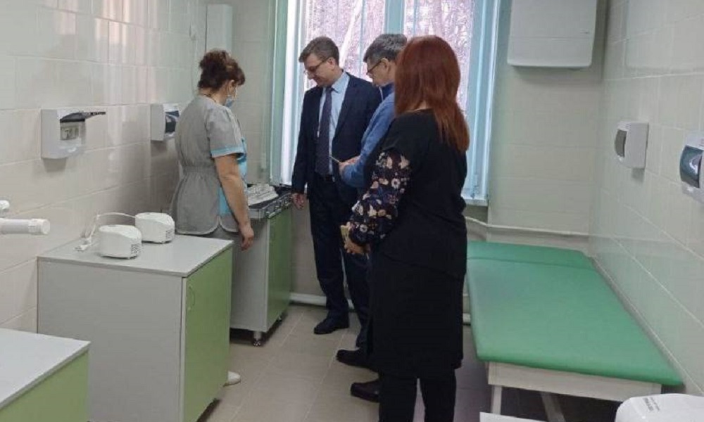 Министр здравоохранения посетил отремонтированную больницу в Омской области