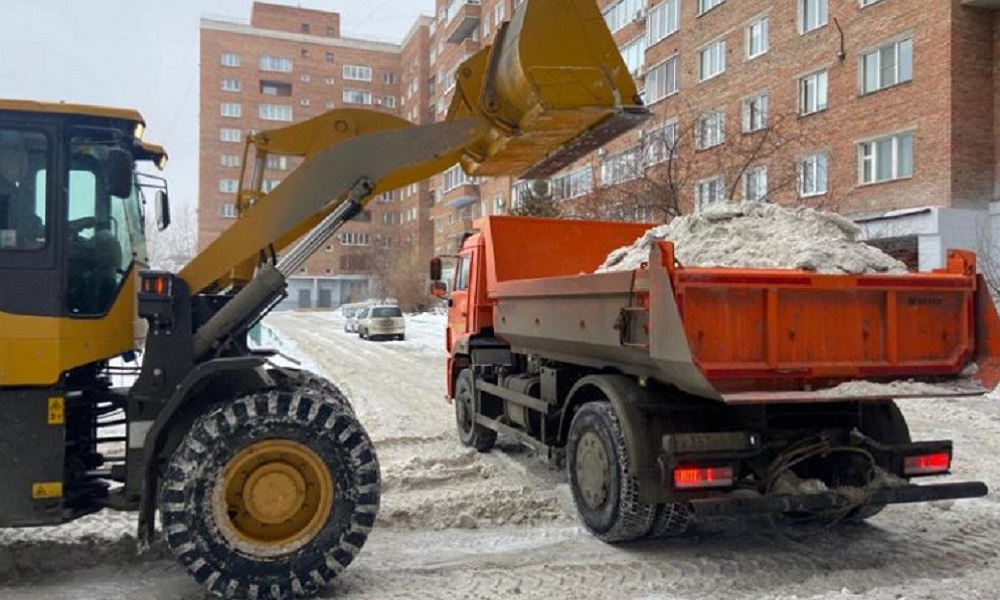 В Омске сотрудники УДХБ проводят противопаводковые мероприятия