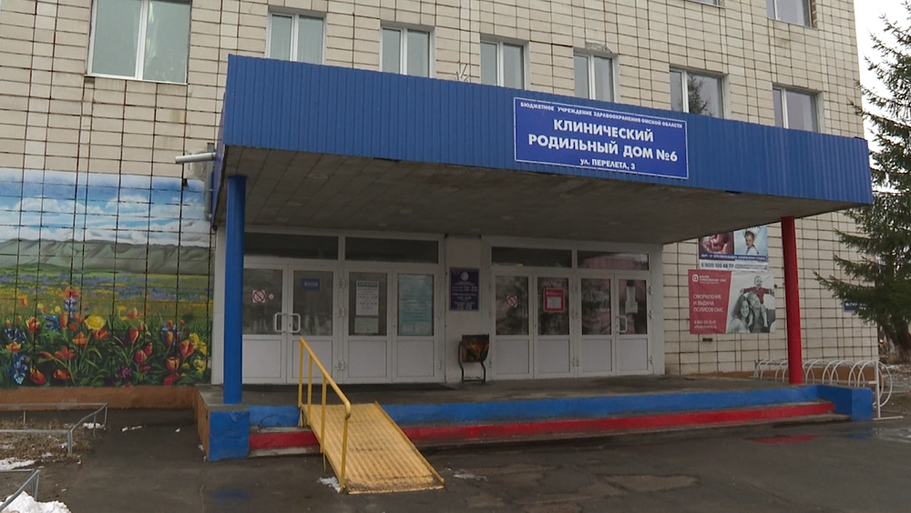 Полицейские установили личность омича, который привёз брошенного младенца в роддом