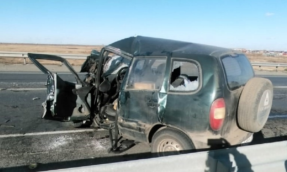 В Омской области Chevrolet Niva врезалась в Fuso Canter