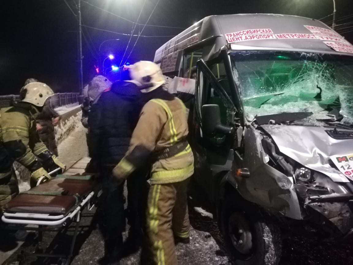 В Омске маршрутка столкнулась с КамАЗом