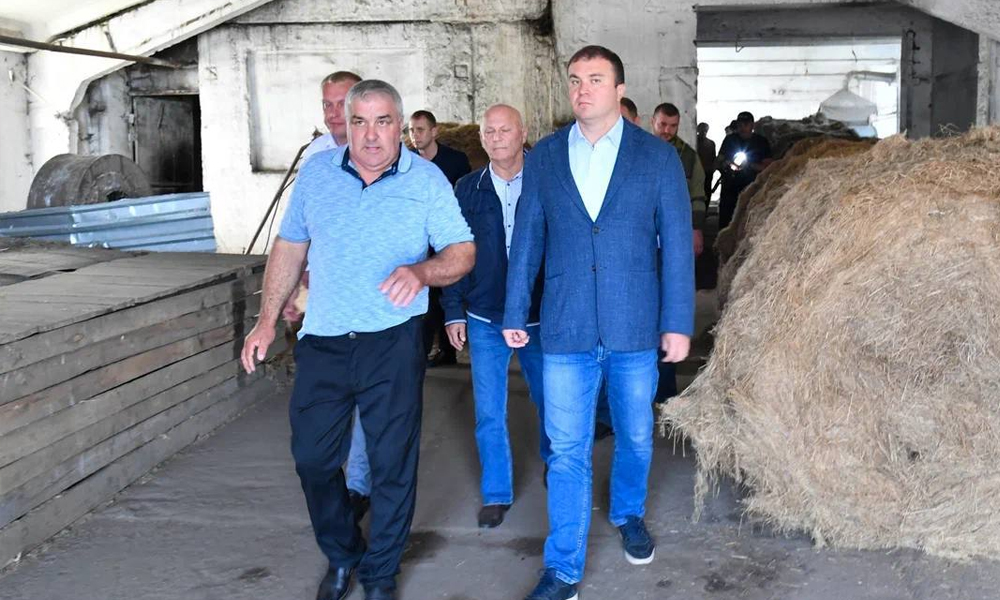 Виталий Хоценко посетил фермерское хозяйство в Муромцевском районе