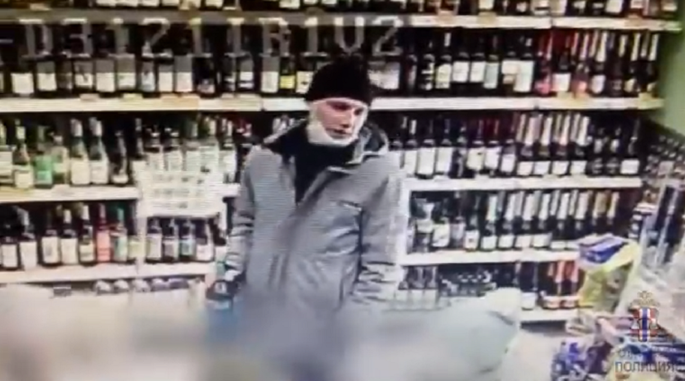 Омская полиция ищет мужчину, который тратил в магазине чужие деньги
