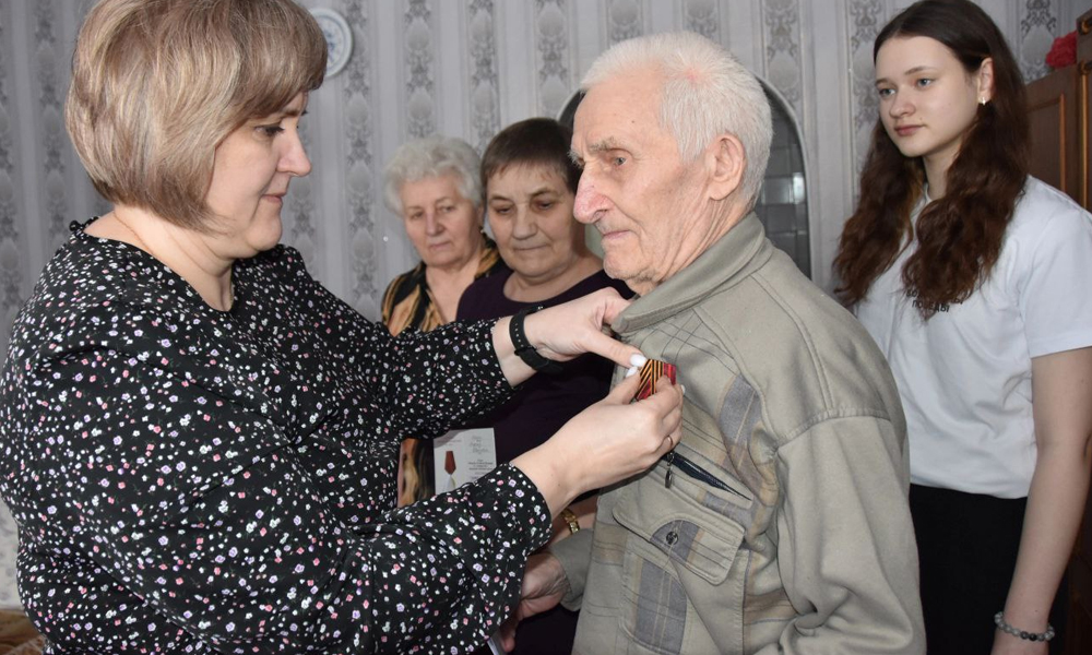 В Знаменском районе начали вручать юбилейные медали к 80-летию Победы