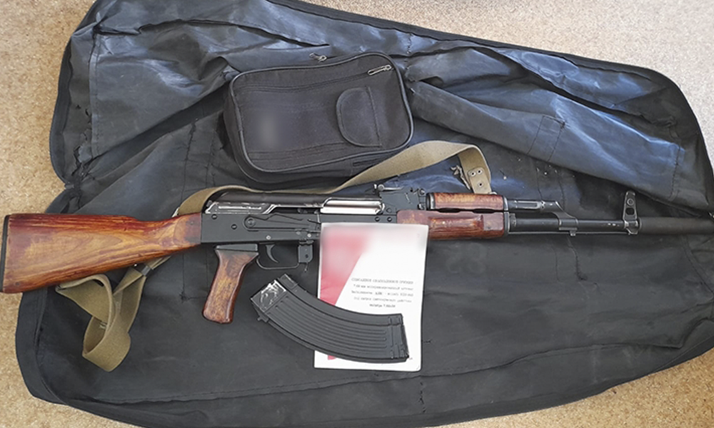 В Омске задержали мужчину с автоматом Калашникова