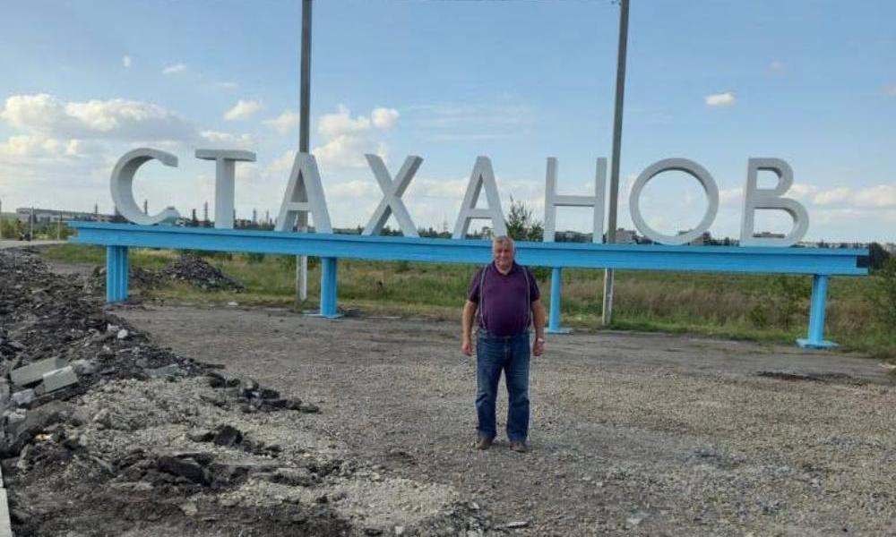 Глава Большеуковского района Сергей Казначеев привёз в Стаханов наборы канцелярских товаров