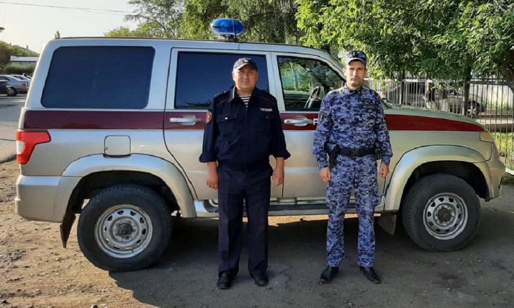 В посёлке Черлак Омской области росгвардейцы спасли двух человек из задымленного магазина