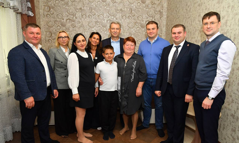 Виталий Хоценко навестил в Черлакском районе семью участника СВО