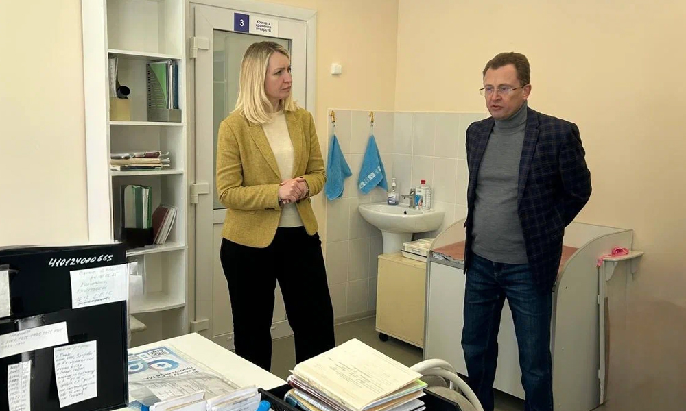 Оксана Фадина проверила ход ремонта медицинских объектов в Любинском районе