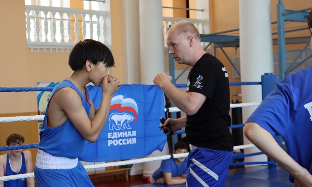 Олимпийский чемпион Алексей Тищенко провёл в Омске тренировку для юных боксёров 