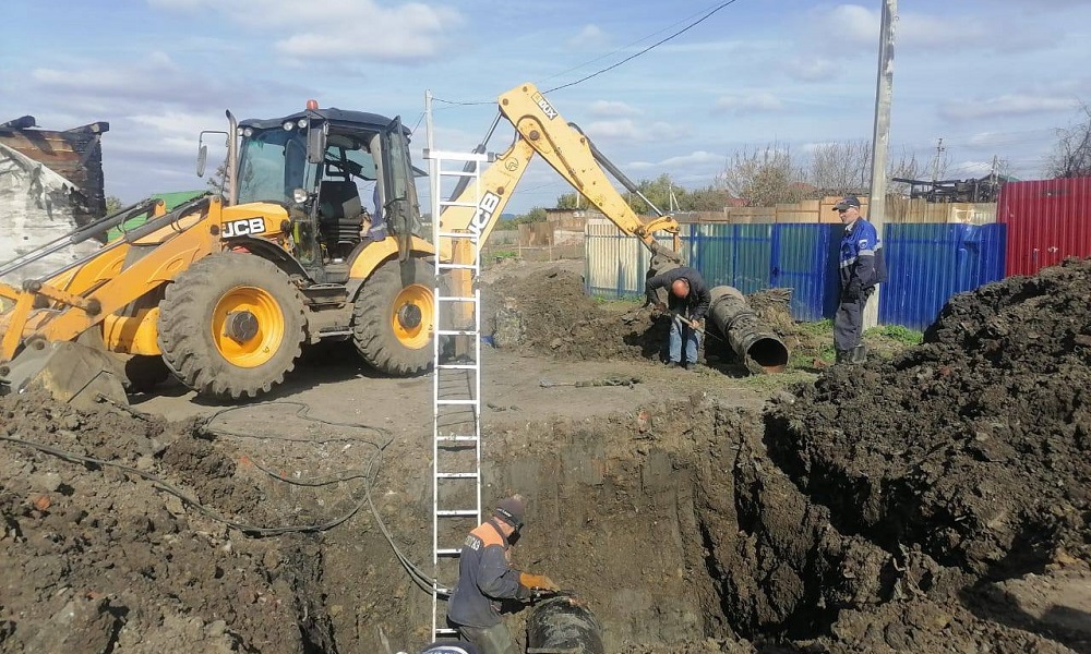 В Омске на 19-й Линии газовщики восстанавливают повреждённый трубопровод рядом с жилыми домами