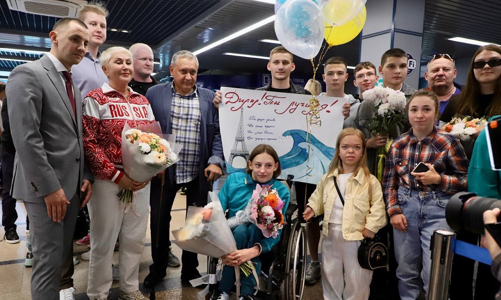 В омском аэропорту встретили пловчиху Диану Кольцову, участвующую в Паралимпийских играх 