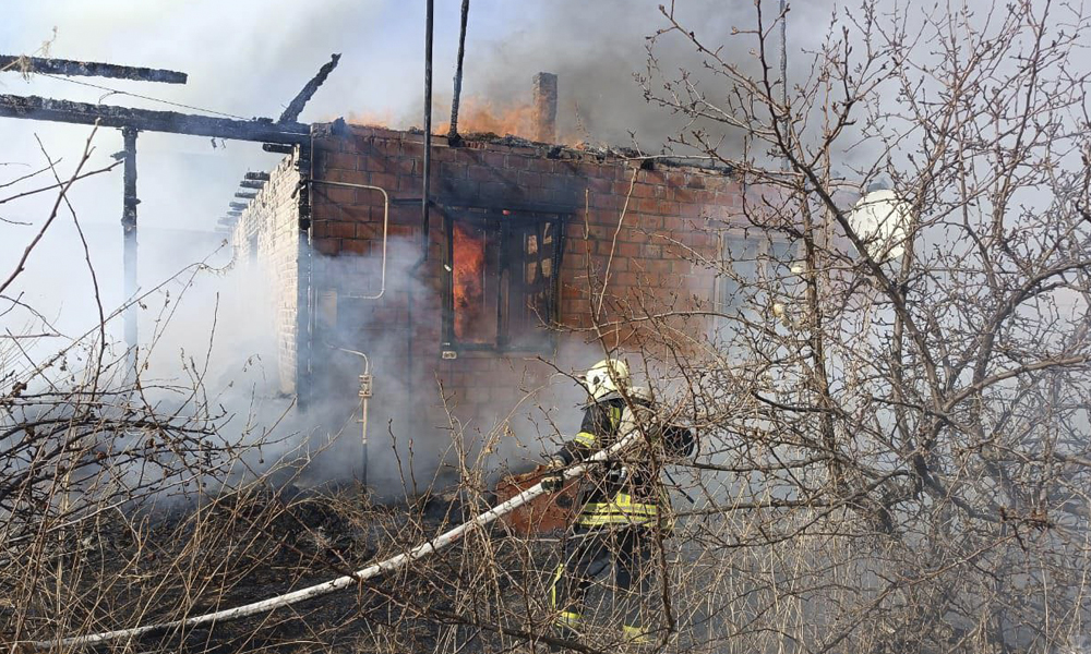 В Омском районе загорелся жилой дом и хозпостройки на общей площади 218 квадратов