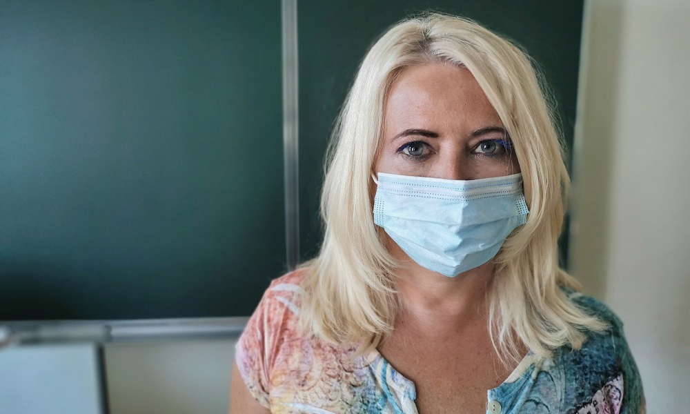 Стало известно, сколько омских медиков, учителей и школьников заболели коронавирусом за неделю 