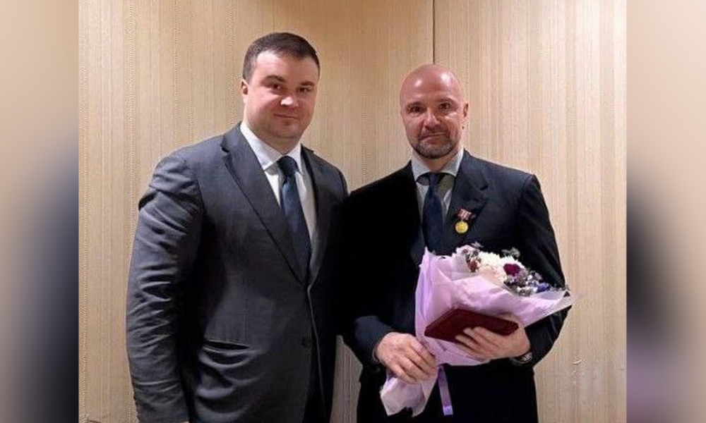 Виталий Хоценко наградил президента Федерации фигурного катания России за вклад в развитие спорта