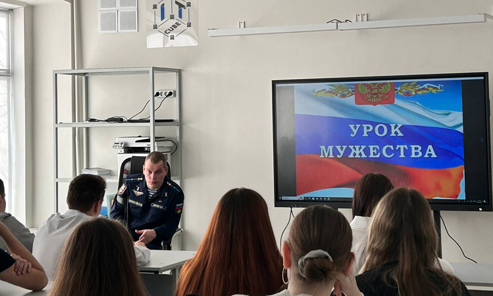 В омской школе провели урок мужества с участником специальной военной операции