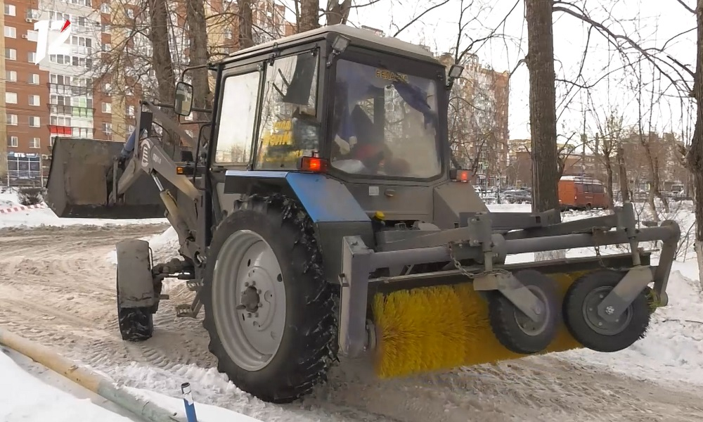 Омские сотрудники УДХБ очищают дороги от снега и наледи