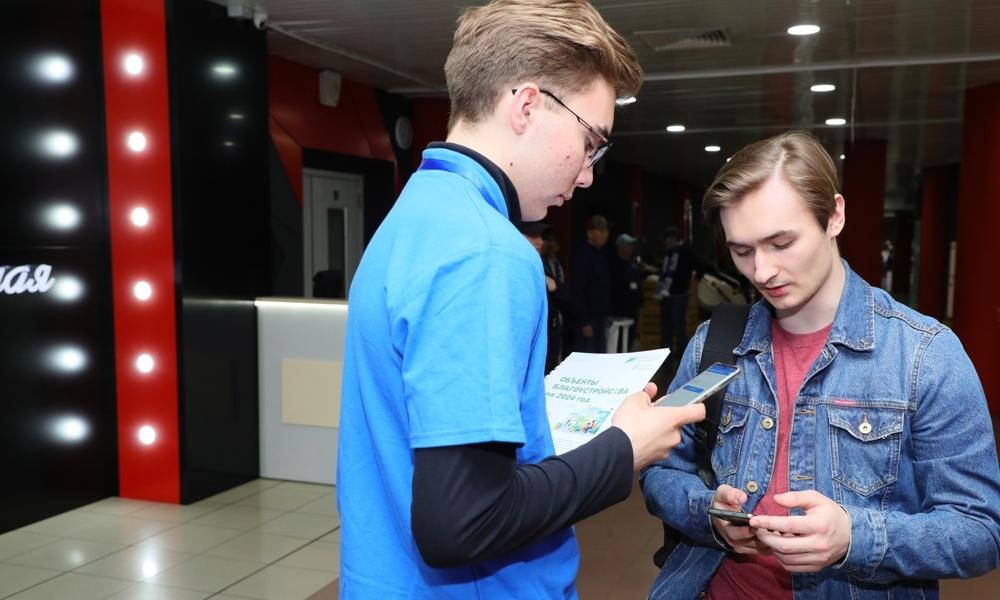 Волонтёры помогают омичам голосовать за благоустройство территорий
