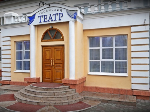 Омичей просят поделиться вещами с актёрами Лицейского театра