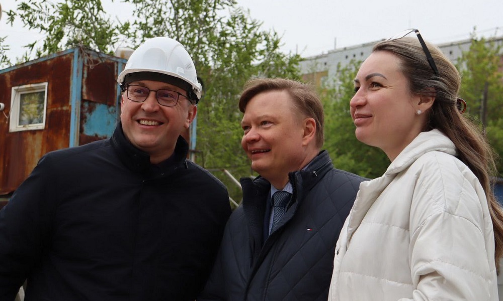 Иван Кротт и Оксана Фадина проинспектировали ход строительства школы в омском микрорайоне Прибрежном