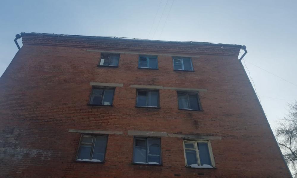 Прокуратура потребовала у омской управляющей компании очистить крышу общежития от снега